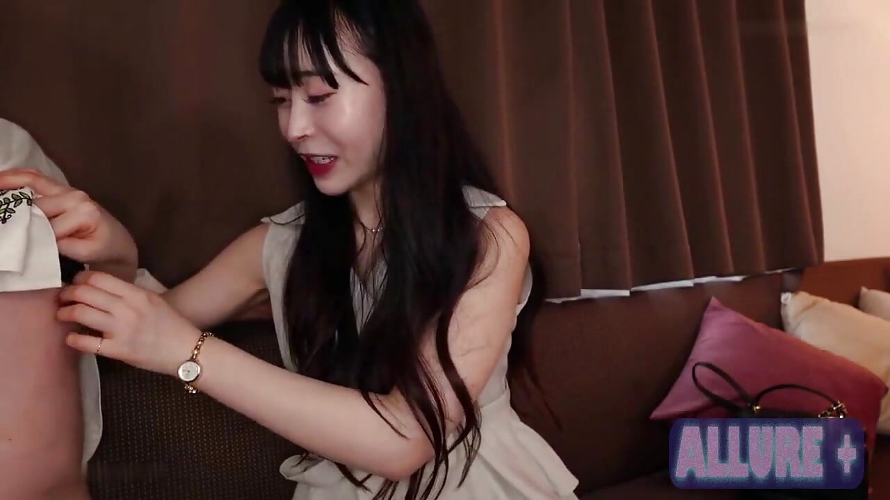 Femmeferal beleza astúcia tenta seu amigo, suas curvas ousadas dirigindo um lançamento profundo e quente