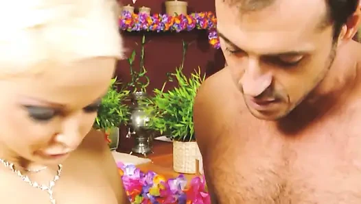 Golden Pleasures Сцена -4_Blonde шлюшка с большой задницей наслаждается дрочкой члена своего бойфренда, пока она не получит камшот на лицо