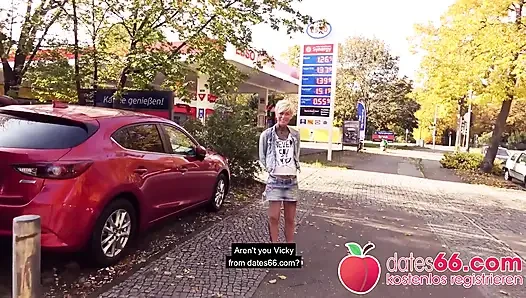 Секс-сессия недотрахнутой милфы Vicky за заправкой!