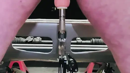 Толстушку в латексе отдолбила машина для траха