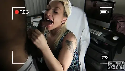 Mengisap kontol hitam itu menarik