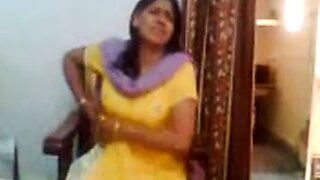 Indisches Sexvideo einer indischen Tante, die ihre großen Möpse zeigt
