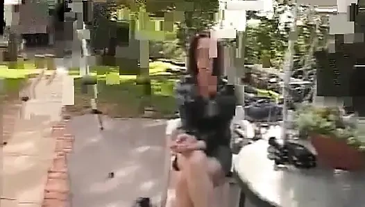 Cewek seksi rambut cokelat lagi ngentot kontol besar sambil ngentot di sofa
