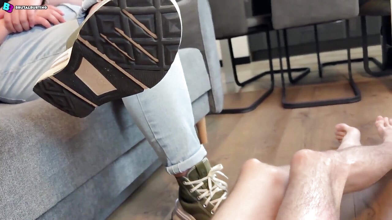 Spécial ! Elle lui a enfoncé un vibromasseur dans l’anus après lui avoir donné un coup de pied dans ses testicules inutiles ! - Dave Moon - Mia - Bbusting