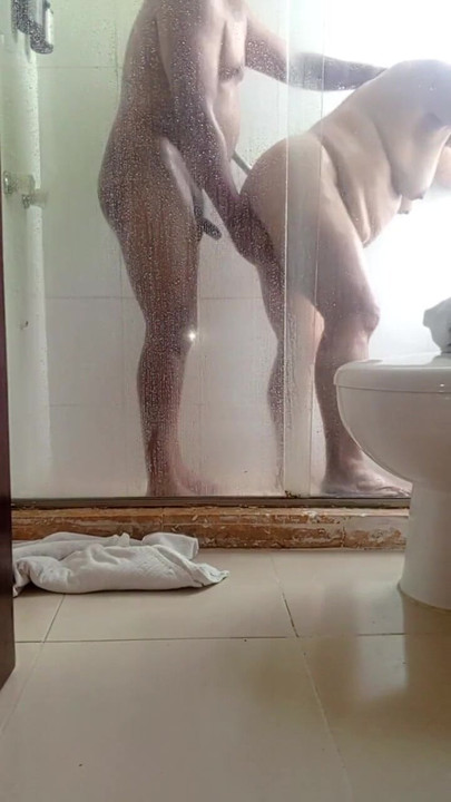 Seks dubur di bilik mandi berakhir di dalam mulut MILF berpantat besar | Klip 2