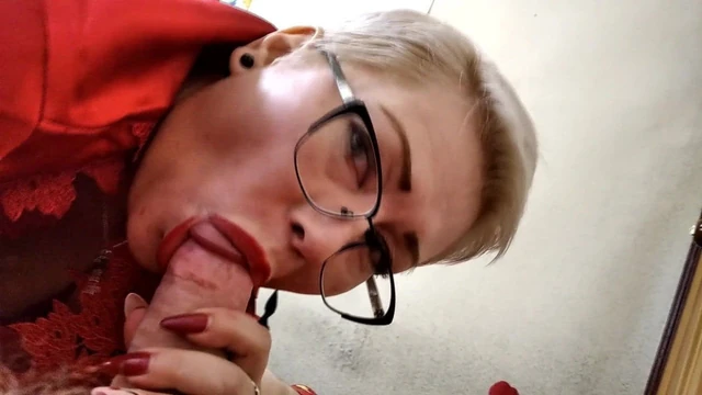 Mature lustful housewife fingering her pussy, she sucks & fucks!