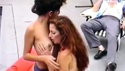 Cowok berondong ini suka nonton video cewek-cewek sange lagi asik jilat dan ngusap mereka