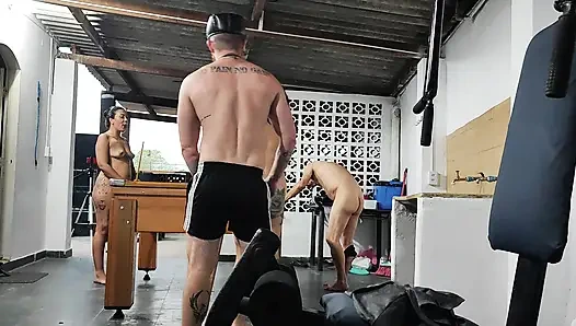 Bermain biliar dengan saudara tiri, dua ekor besar