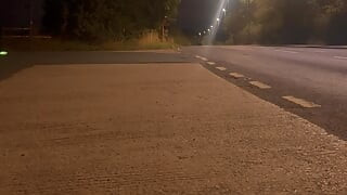 Gola s automobilima koji prolaze