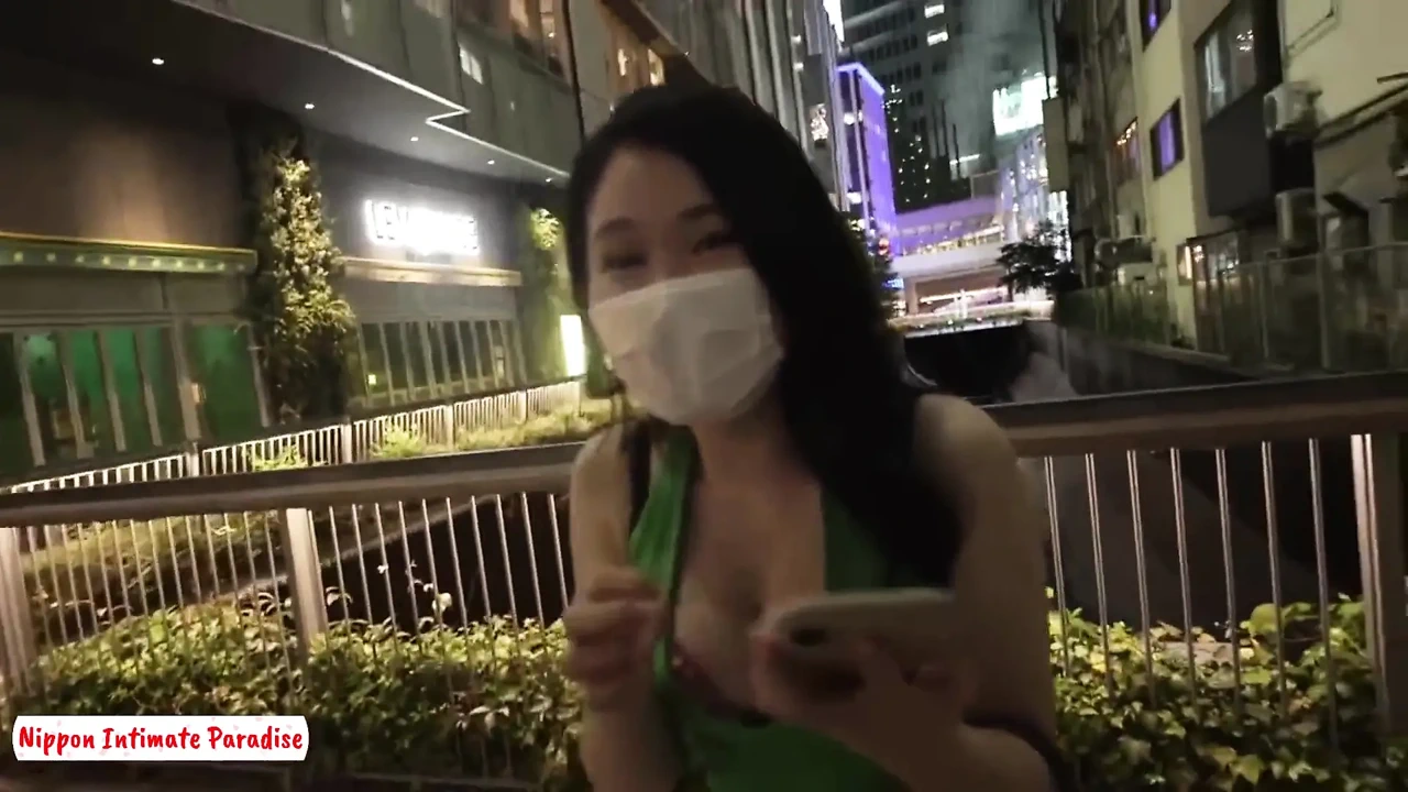 Một thông điệp khiêu khích dẫn đến thăm dò vui tươi như ranh giới mờ đi thông qua sự tò mò lẫn nhau