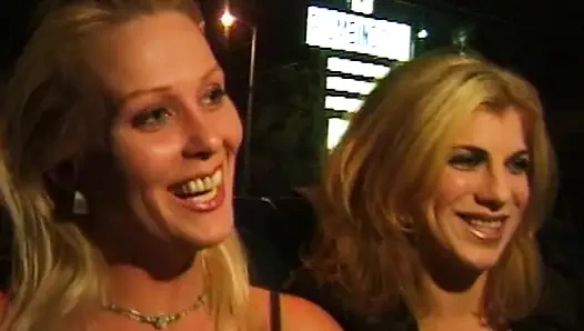 Wilde Lesbenabenteuer in Taxi und Badewanne