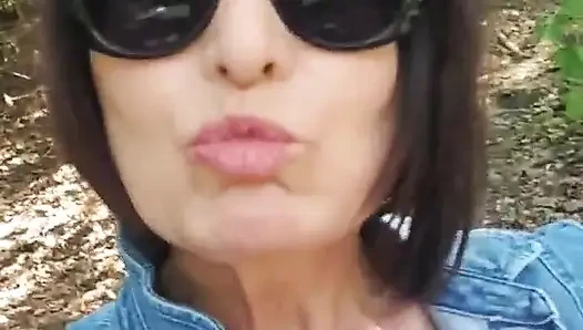 Halka açık bir yerde fışkırtarak çıplak