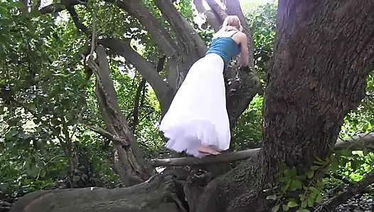 Sie klettert auf baum und fingert ihre muschi