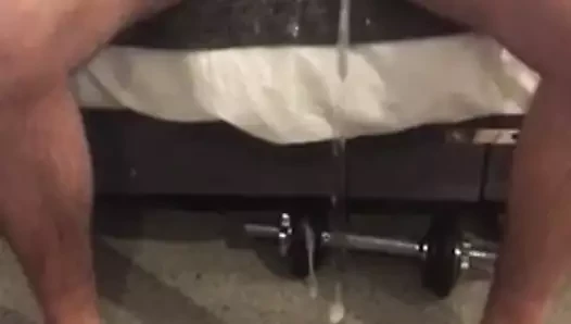 Tüylü sünnetsiz adam