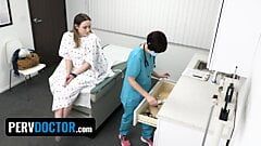 Perverse dokter - hete tiener biedt haar kut aan aan een geile dokter in ruil voor een recept