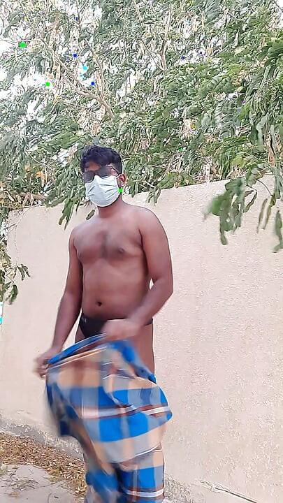 גברים עירומים בחוץ לבית עם לונגי