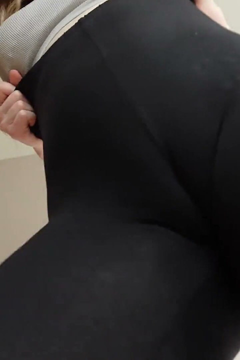 I Show You My Cameltoe in Leggings