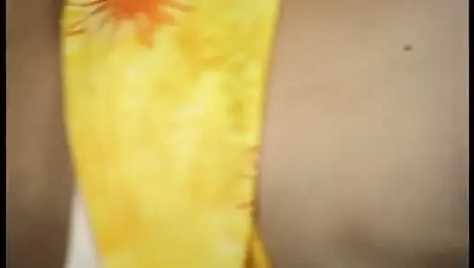 Seksi sarışın genç kız bacaklarını açıyor ve amını siktiriyor