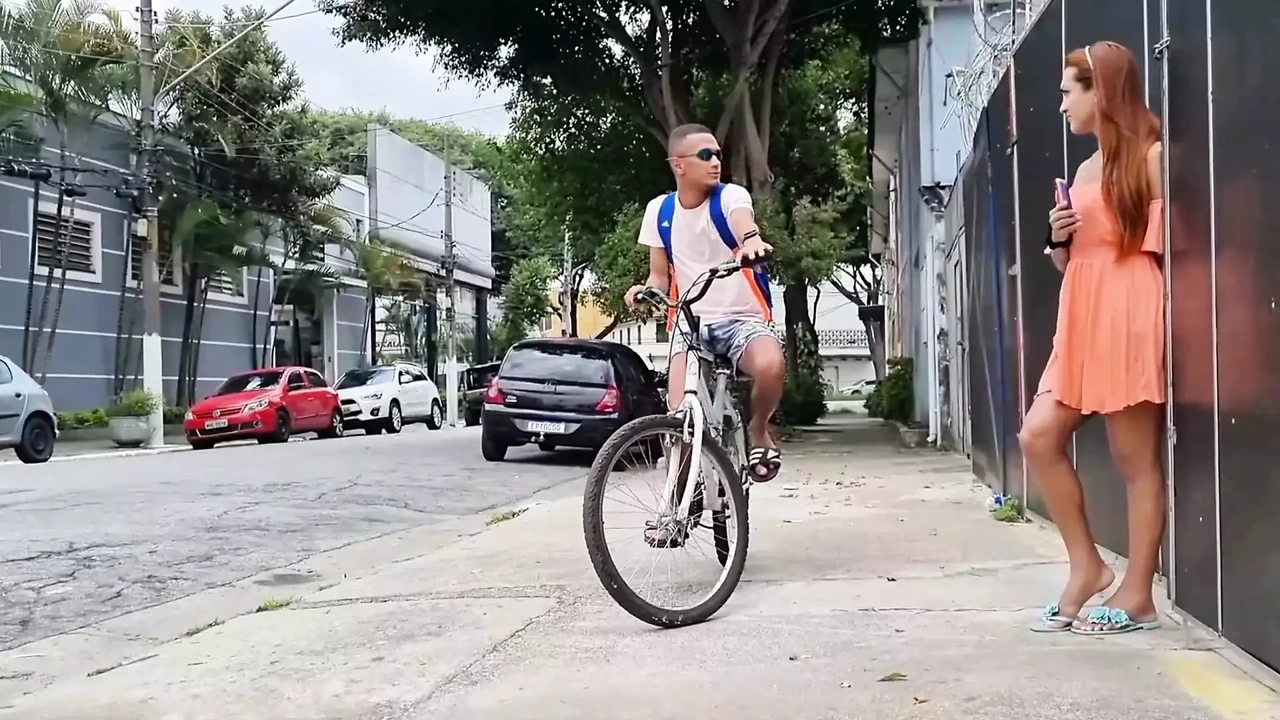 Yabancıya su teklif ettim ve terk edilmiş otobüste beni sikti