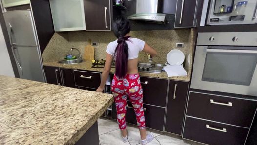 Minha empregada doméstica de 18 anos cozinhando, que vista deliciosa adoro ver a bunda grande dela