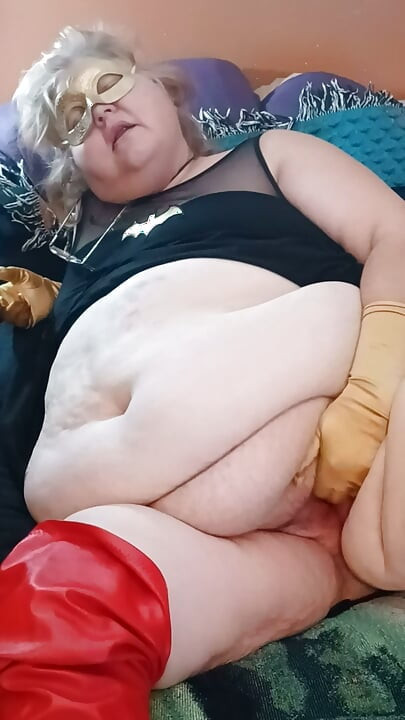 Une BBW se masturbe pour vous avec ses gants dorés !
