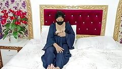 Niqab 穆斯林女士用一根大假阳具操逼