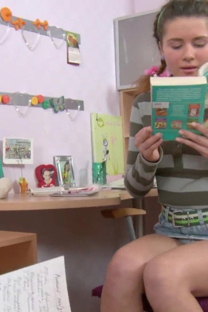 Remaja berbulu comel menikmati seks keras