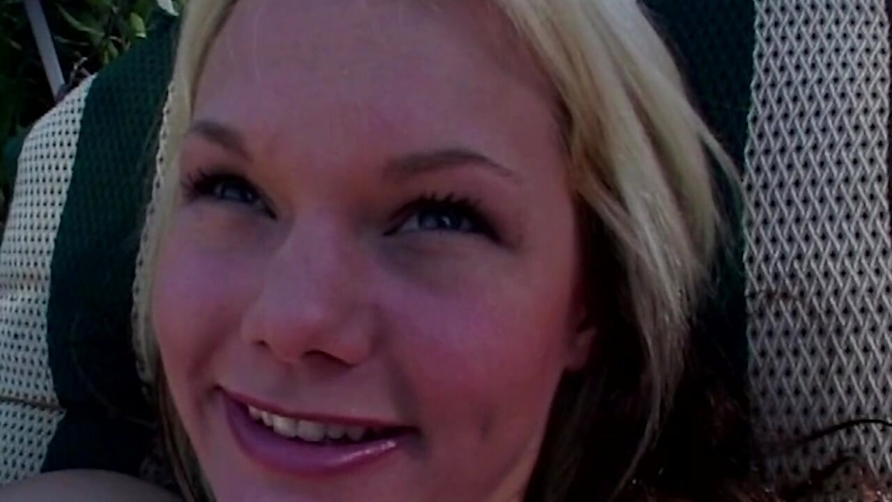 Heiße Blonde im Gartenabenteuer