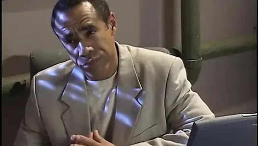 Geiles ebenholz-schätzchen hat einen afrikanischen fantasie-dreier mit einem weißen und einem schwarzen hengst