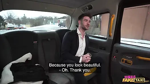 Ich werde von einem klobigen männlichen modell hart gefickt - weibliches Fake Taxi
