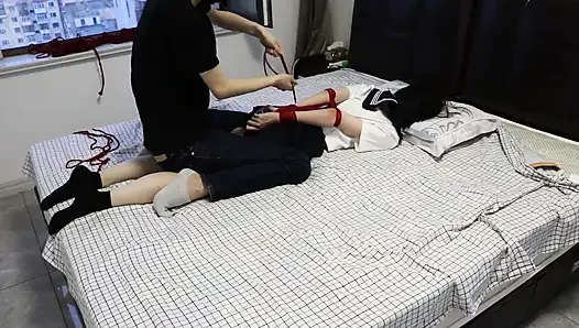 Siyah ayak bileği çorapları ve çıplak ayaklar beyaz ayak bileği çoraplarının yanı sıra tıkaçlar ve ip bağlamaları.