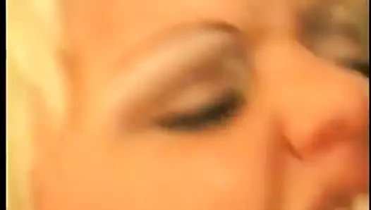 Büyük göğüslü porno sürtük sikiliyor