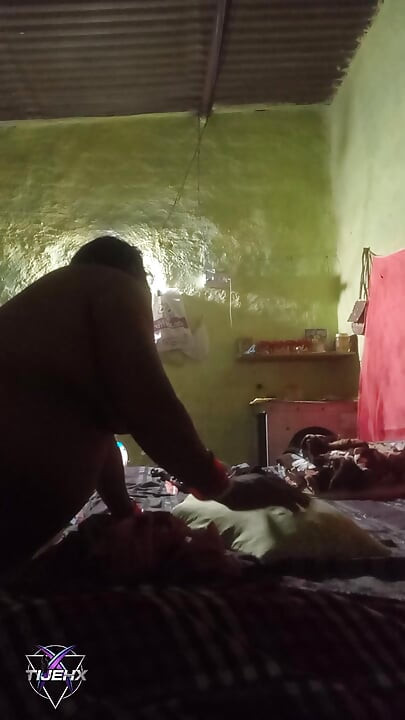 Ανικανοποίητη Ινδή χωριάτισσα γαμήθηκε με τον διάβολό της