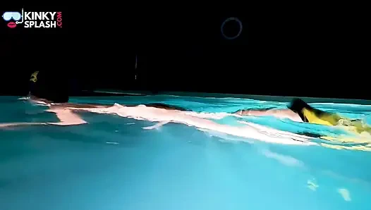 Çıplak şnorkelli gece sürtüğü sualtı oyunu