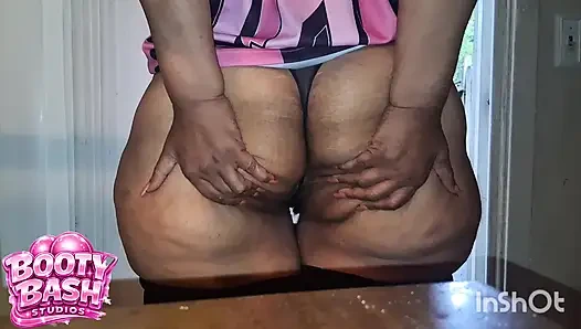 BIG BOOTY BBW ANAL QUEEN PHAT ASS SHOWING OFF