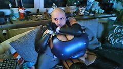 BDSM selfbondage torture anale avec gode pompé géant automatique tasse z monstre seins géants travesti fétiche auto-attaché