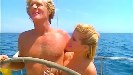 Sarışın çift yatta yalama emiyor