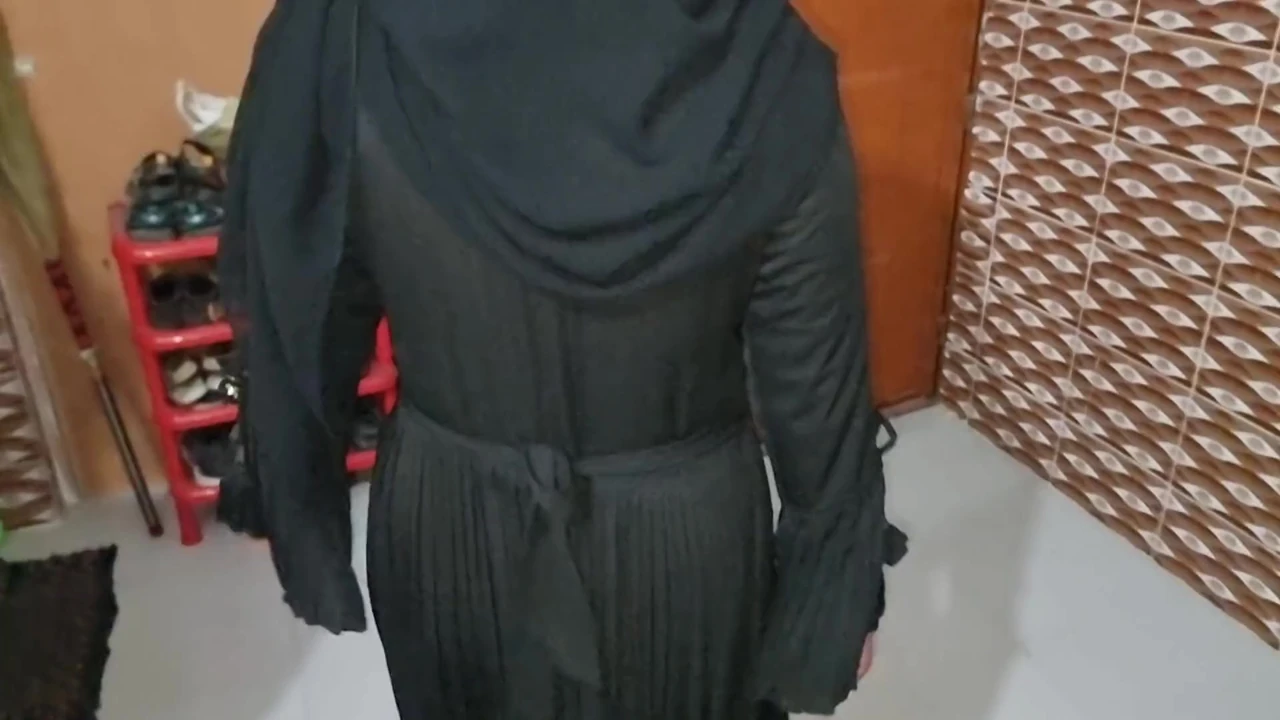 Tesettürlü kızı neredeyse evde. Tam Bangla ses videosu