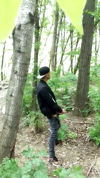 Böser junge wichst, während er zigarette in einem wald raucht - fast erwischt - damit seine eier voll bleiben