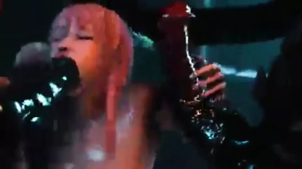 女孩被可怕的怪物困住，他们狠狠地操了她