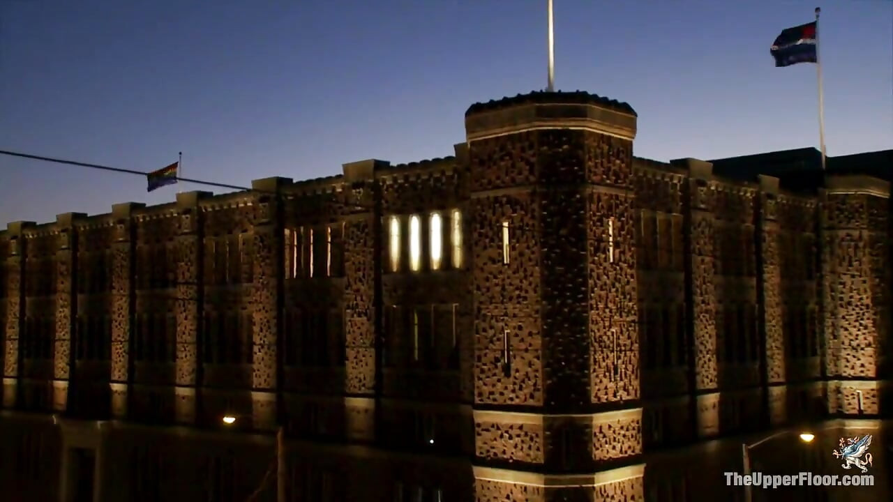 Rozdarty niewolnik jest wypchany i biczowany