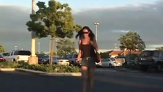 Büyük götlü orta yaşlı seksi kadın amını kanepede büyük bir yarakla iyi siktiriyor