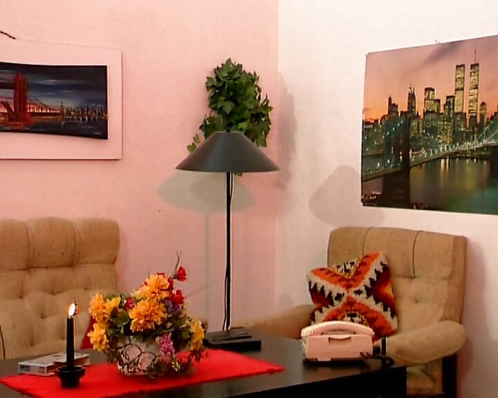 Френска дама в червено бельо смуче хуй в хотелска стая