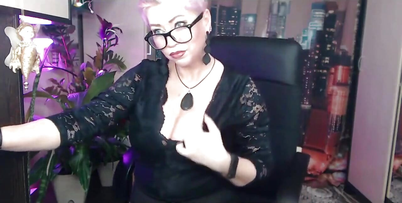 Conoce a mi esposa Aimee! ¡Una dama en la sala de estar y una puta depravada en la cama! Un exhibicionista empederte!