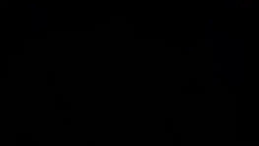 Tombul latin soyunuyor ve büyük memelerini gösteriyor