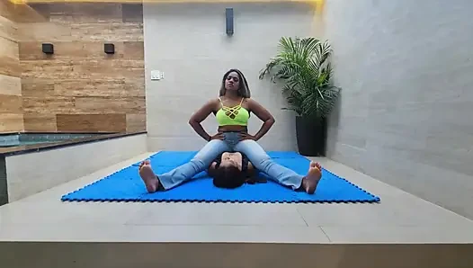 Perut dan dada diduduki veronica dan budaknya