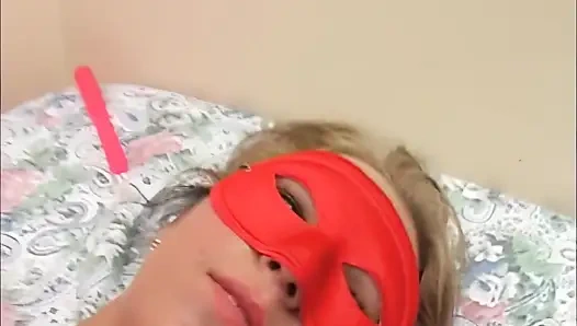 Pasangan muda bertopeng melakukan seks amatir