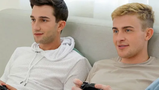 Dos lindos hermanastros twink boy tienen sexo durante un videojuego