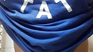 भारतीय माँ सुबह जल्दी उठती है और अपने बड़े स्तनों के साथ खेलती है।