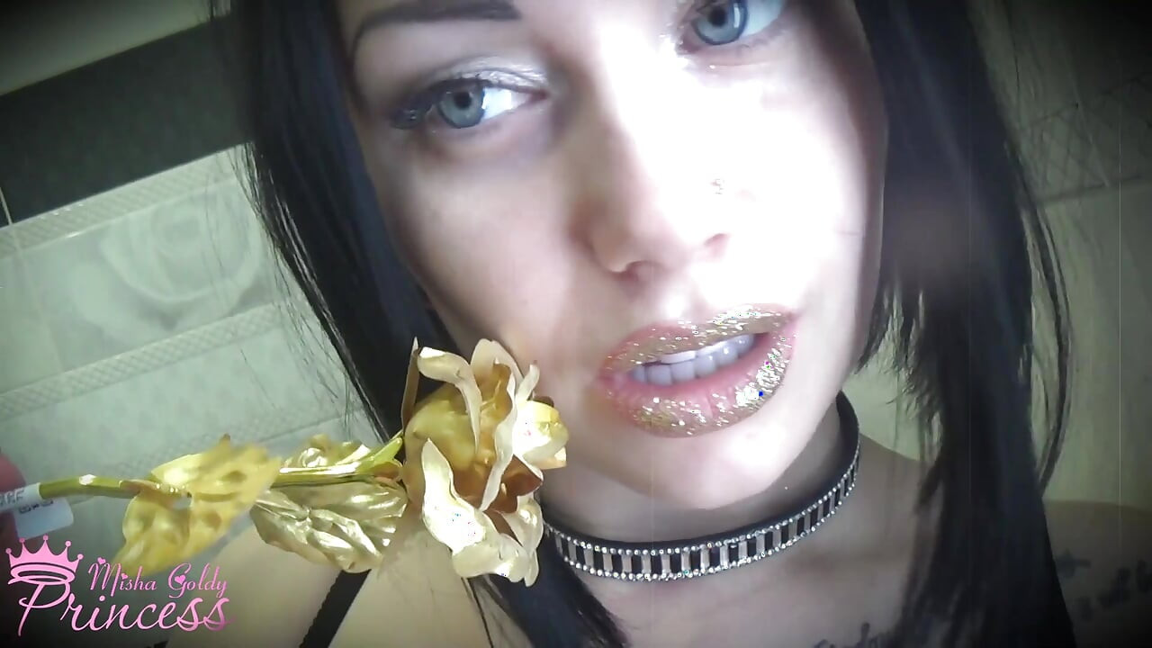 The most mesmerizing  golden lipstick